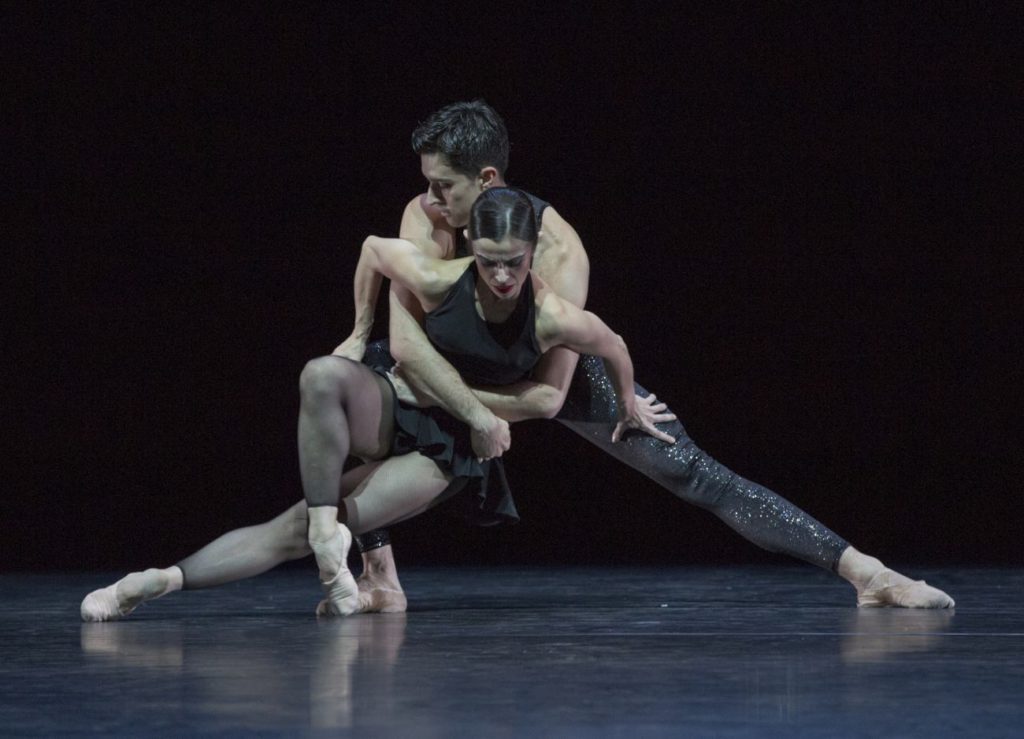 42. M.do Amaral and A.Simões, “Two Gold Variations” by H.van Manen, Ballett am Rhein © G.Weigelt