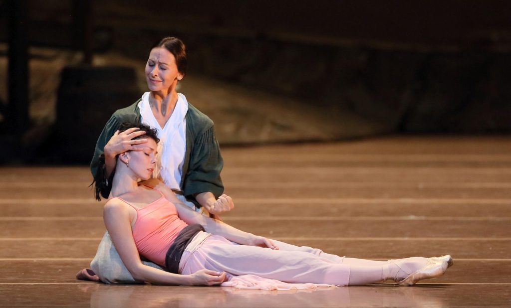 7. S.Ferrolier and N.Osipova rehearsing “Giselle”, chor.: P.Wright after M.Petipa, J.Coralli and J.Perrot, Bavarian State Ballet © W.Hösl