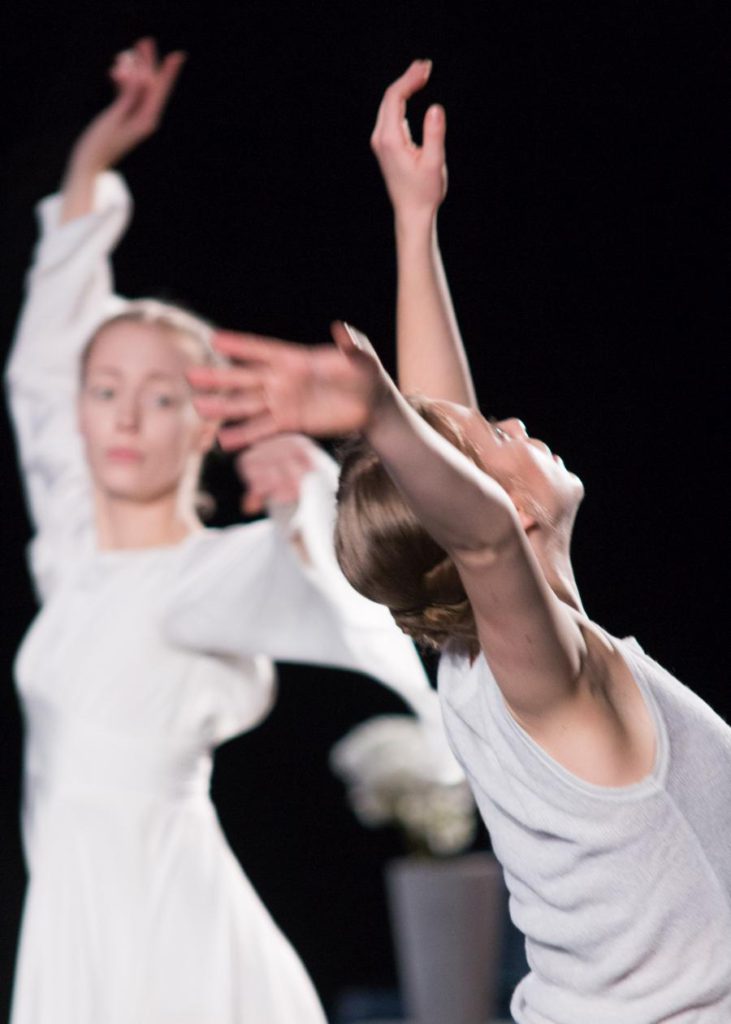 7. A.Gibson and C.Beach, “Oracle” by J.Hernandez, Semperoper Ballet © I.Whalen 2016