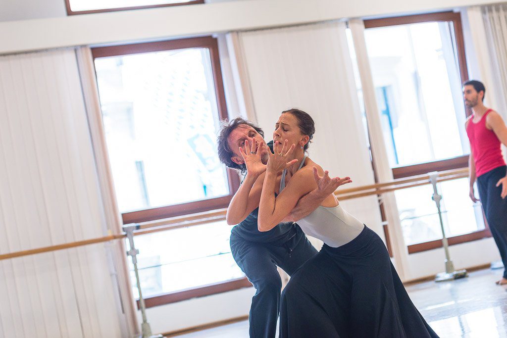 3. S.Ferrolier rehearsing “The Moor's Pavane” with S.Stackhouse, chor.: J.Limón, Bavarian State Ballet © D.Kol