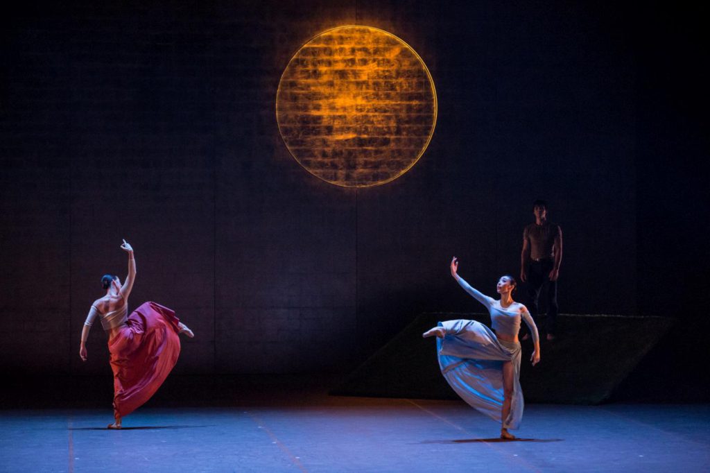 16. L.Heylmann, X.Lin and A.Trusch, “The Song of the Earth” by J.Neumeier, Hamburg Ballet © S.Ballone 2016