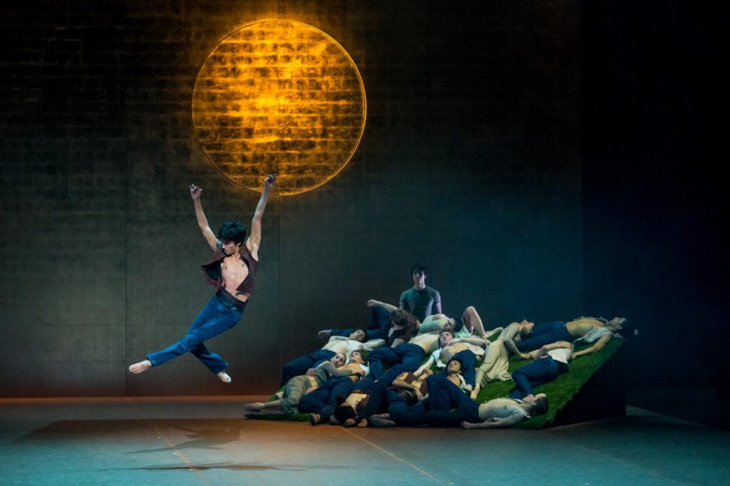 19. C.Evans and ensemble, “The Song of the Earth” by J.Neumeier, Hamburg Ballet © S.Ballone 2016