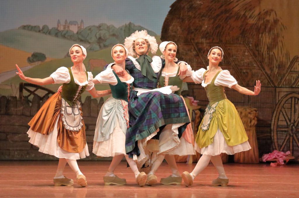 1. V.Alberton and ensemble, “La Fille mal gardée” by F.Ashton, Bavarian State Ballet © W.Hösl 2017