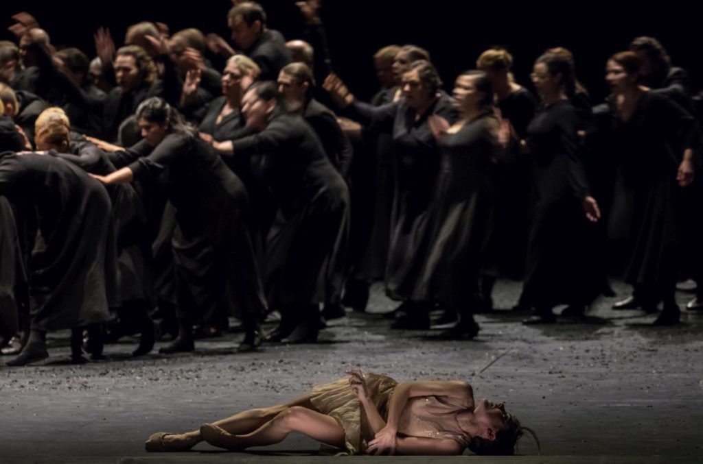 5. G.Tonelli and choir, “Messa da Requiem” by C.Spuck, Ballet Zurich © G.Batardon 2017