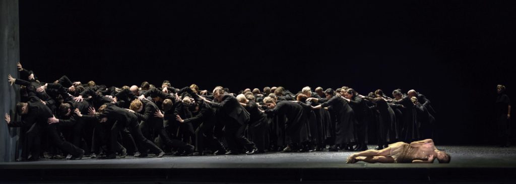 16. G.Tonelli, ballet ensemble and choir, “Messa da Requiem” by C.Spuck, Ballet Zurich © G.Batardon 2017