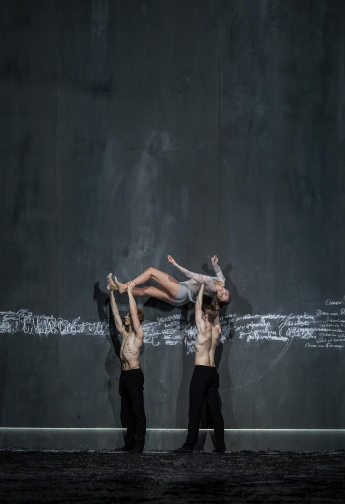 3. F.Dell'Aria, T.Vanderbeek and J.Fraser, “Messa da Requiem” by C.Spuck, Ballet Zurich © G.Batardon 2017