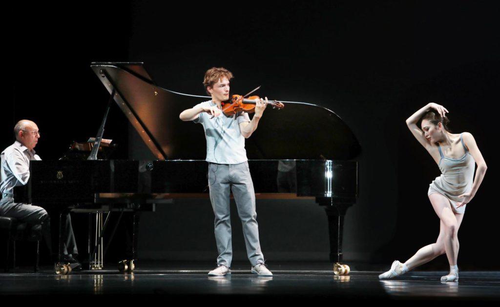 5. M.Mouratch, J.van der Wel and Q.Liu, “Episodes van Fragmenten” by T.van Schaky, Dutch National Ballet 2016 © H.Gerritsen