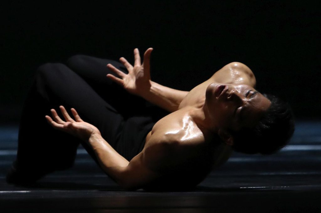 8. Y.G.Choi, “Requiem” by T.van Schayk, Dutch National Ballet 2016 © H.Gerritsen