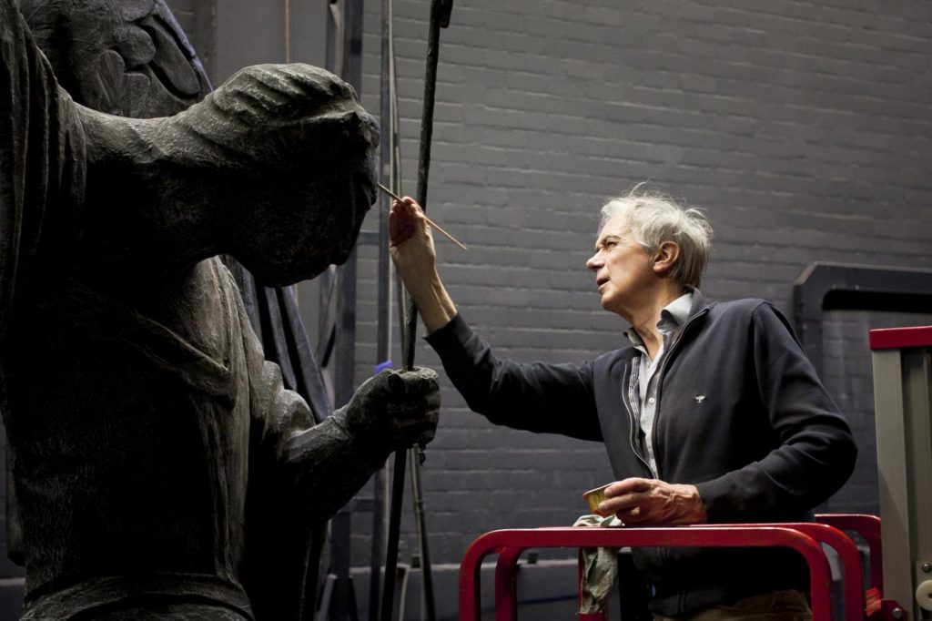 1. T.van Schayk working on the statue of Romeo and Juliet, Dutch National Ballet © R.Holleboom