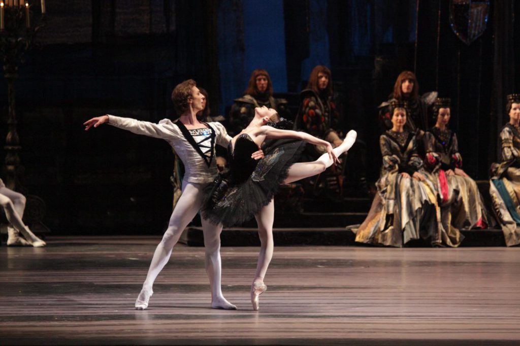 4. S.Chudin, O.Smirnova and ensemble, “Swan Lake” by Y.Grigorovich after M.Petipa, L.Ivanov and A.Gorsky, Bolshoi Ballet © Bolshoi Theatre / D.Yusupov