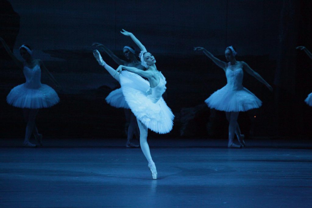 2. O.Smirnova and ensemble, “Swan Lake” by Y.Grigorovich after M.Petipa, L.Ivanov and A.Gorsky, Bolshoi Ballet © Bolshoi Theatre / D.Yusupov