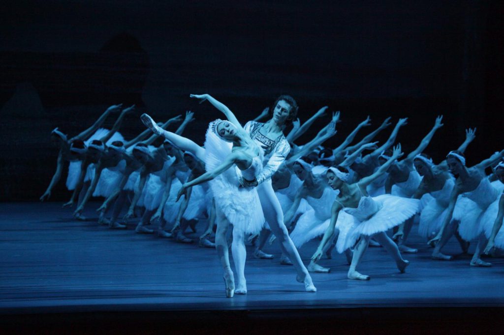 3. O.Smirnova, S.Chudin and ensemble, “Swan Lake” by Y.Grigorovich after M.Petipa, L.Ivanov and A.Gorsky, Bolshoi Ballet © Bolshoi Theatre / D.Yusupov