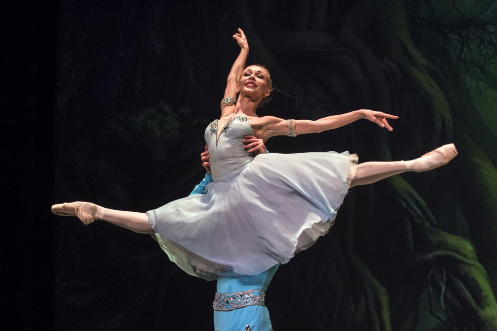 2. I.Salenko and D.Tamazlacaru / State Ballet Berlin, “Talisman” Pas de Deux by M.Petipa / P.Gusev, Gala des Étoiles 2017 © P.Abbondanza 