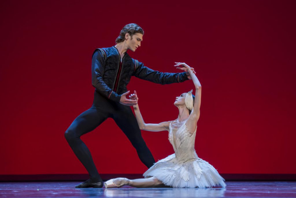 4. M.Dino and L.Lacarra / Ballet Dortmund, “Swan Lake” by M.Petipa, Gala des Étoiles 2017 © P.Abbondanza 