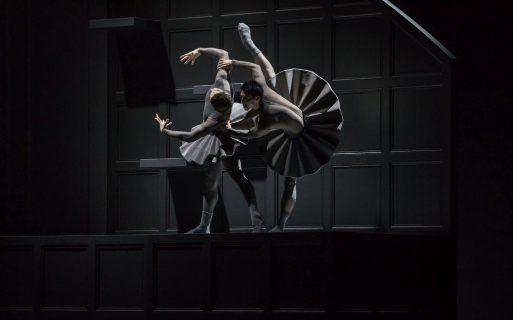 16. M.Knight and W.Chen, “Lady with a Fan” by D.Lee, Ballet Zurich 2017 © G.Batardon