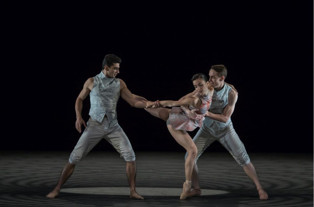 3. T.Mkrtchyan, G.Tonelli and D.Mulligan, “disTANZ” by F.Portugal, Ballet Zurich 2017 © G.Batardon