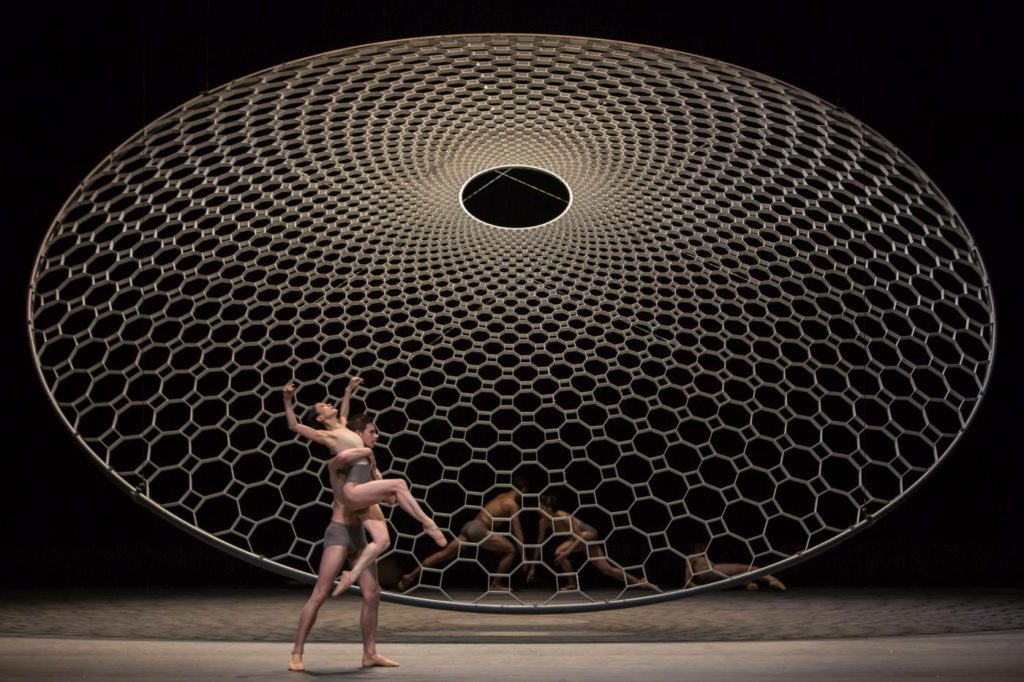 7. Y.Han, J.Casier and ensemble, “disTANZ” by F.Portugal, Ballet Zurich 2017 © G.Batardon