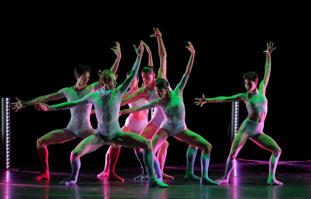 1. Ensemble, “Mama, ich kann fliegen” by D.Klein, Bavarian State Ballet 2017 © W.Hösl 