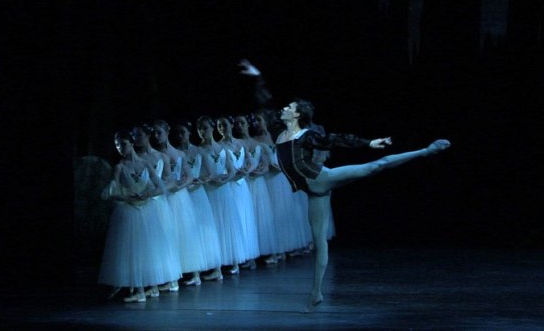35. J.Varga and ensemble, “Giselle” by R.Beaujean and R.Bustamante, Dutch National Ballet © A.Sterling