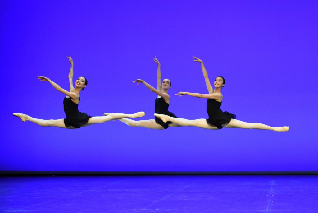 6. A.Ray, C.Hammond and M.Amemiya, “Excerpts from Études” by B.and T.Matacz, John Cranko School © Stuttgart Ballet 