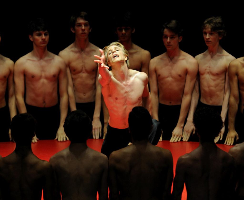 23. M.Rademaker and ensemble, “Bolero” by M.Béjart, Stuttgart Ballet © Stuttgart Ballet