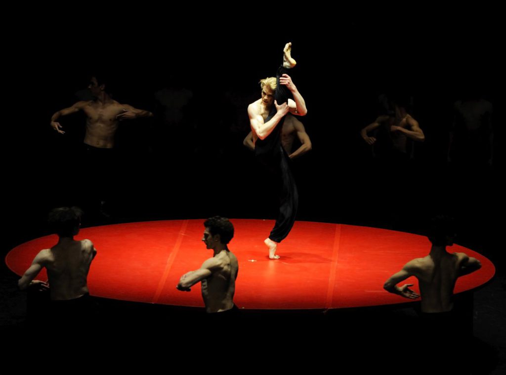 22. M.Rademaker and ensemble, “Bolero” by M.Béjart, Stuttgart Ballet © Stuttgart Ballet