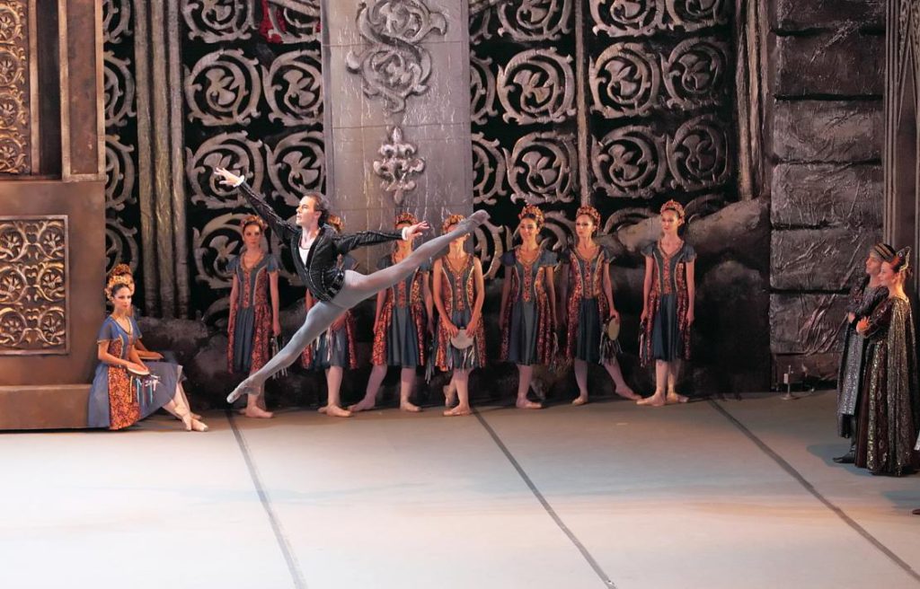 38. J.Varga and ensemble, “Swan Lake” by R.van Dantzig, Dutch National Ballet © E.Akyurt 