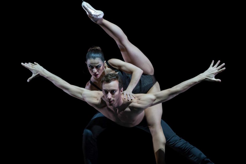 16. M.do Amaral and M.Menha, “Edge of Reason” by C.Nzerem, Ballett am Rhein © G.Weigelt 