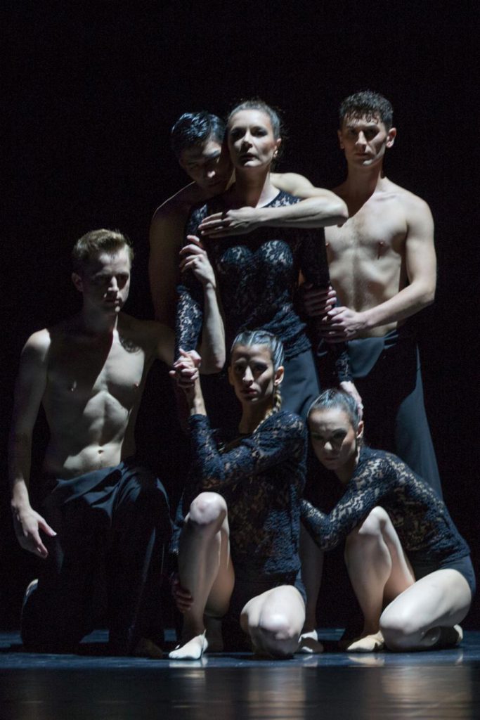 6. A.Stashak, T.Nakanome, C.Andriot, N.Magalhães, M.Dias and B.Narnhammer, “Fourmis” by S.Locsin, Ballett am Rhein © G.Weigelt 