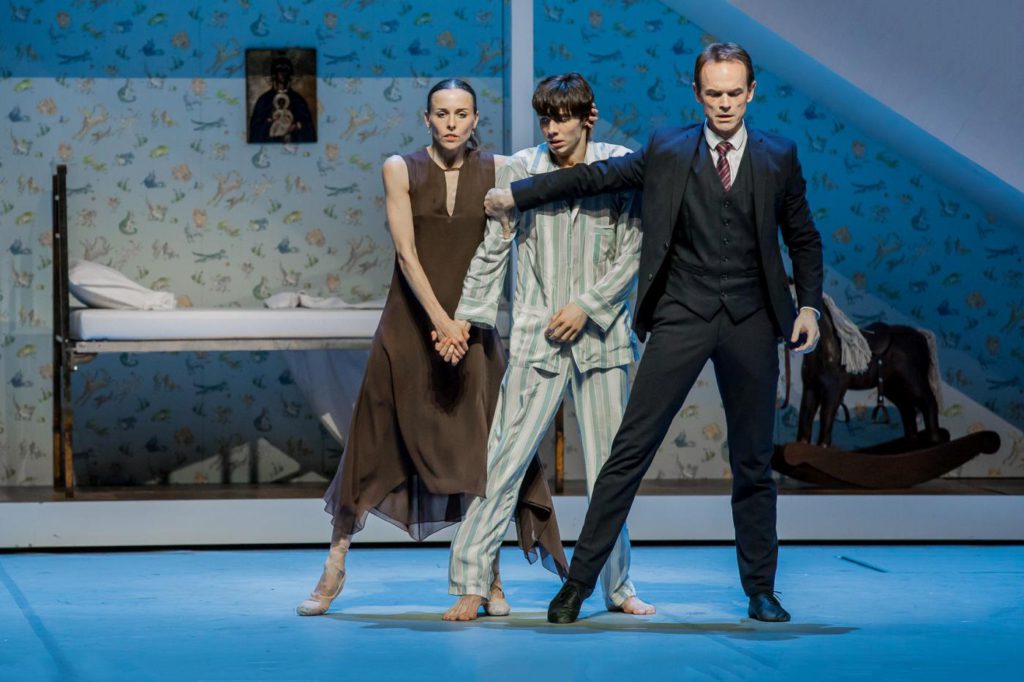 20. A.Laudere, M.Huguet and I.Urban, “Anna Karenina” by J.Neumeier, Hamburg Ballet © S.Ballone 