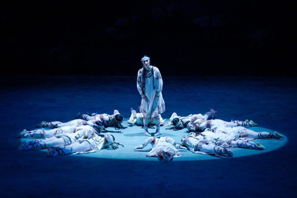 15. M.Ciechowicz and ensemble, "Le Sacre du Printemps", reconstruction of V.Nijinsky's version, Polish National Ballet © E.Krasucka