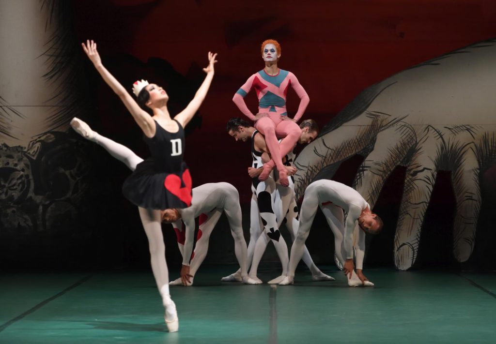 9. A.Morita, A.Soares da Silva and ensemble, “Jeu de Cartes” by J.Cranko, Stuttgart Ballet 2017 © Stuttgart Ballet