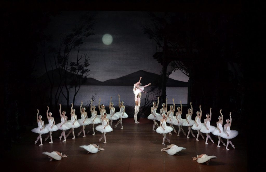 3. A.Amatriain, F.Vogel and ensemble, “Swan Lake” by J.Cranko, Stuttgart Ballet 2017 © Stuttgart Ballet