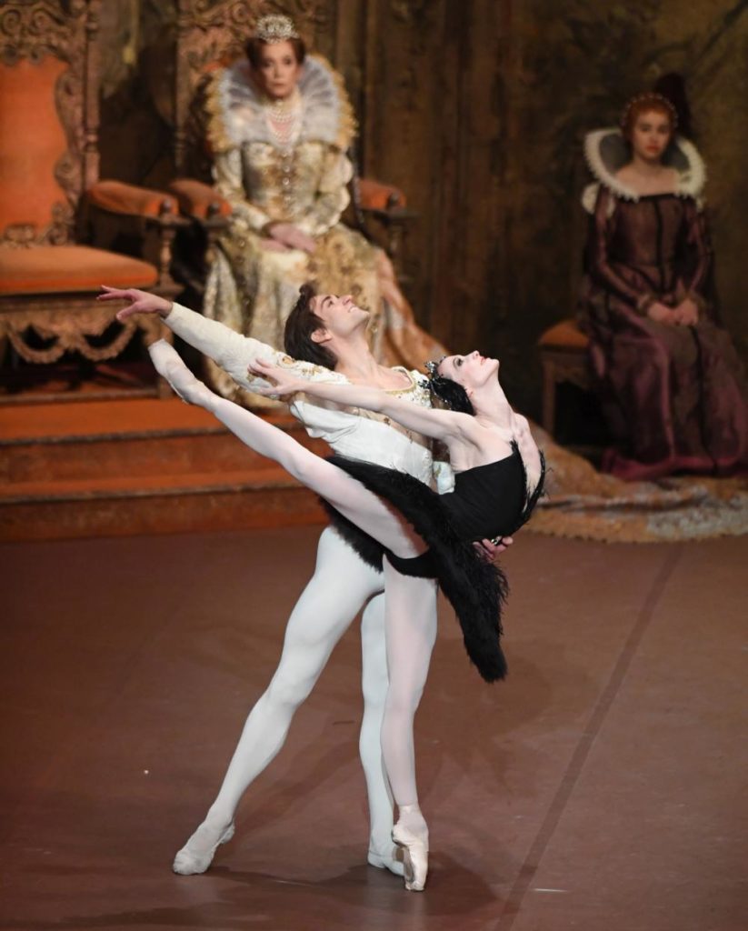 2. A.Amatriain, F.Vogel, M.Witham and ensemble, “Swan Lake” by J.Cranko, Stuttgart Ballet 2017 © Stuttgart Ballet