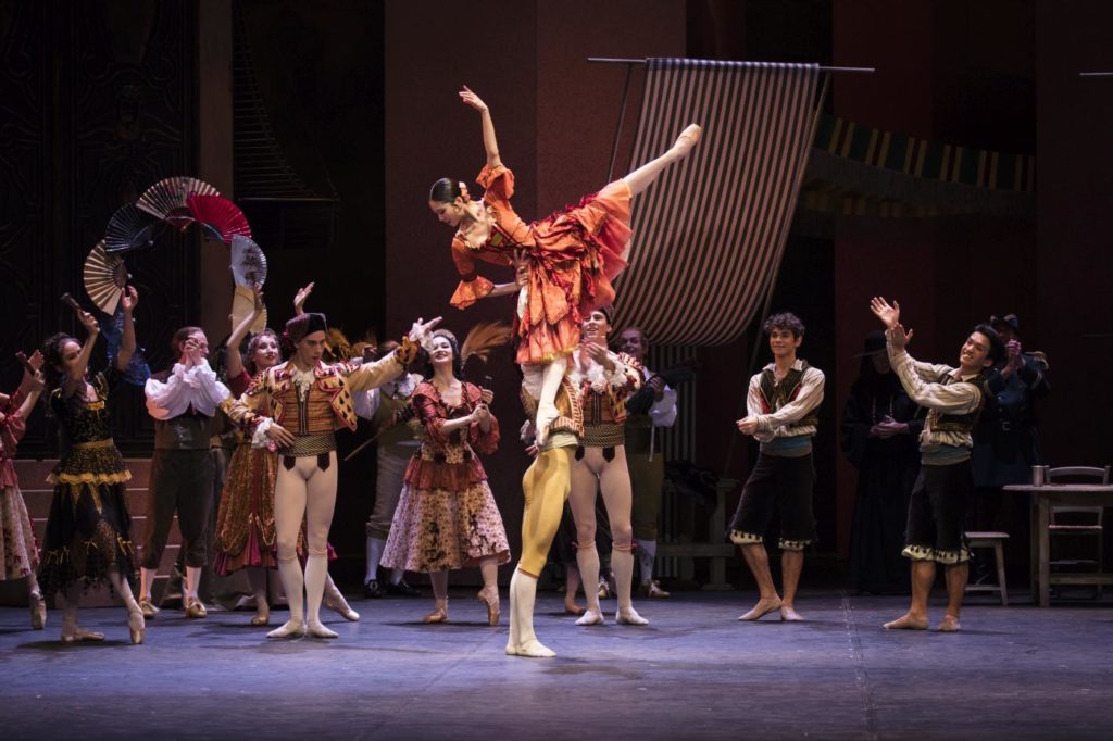 8. A.Trusch, M.Sugai and ensemble, “Don Quixote” by R.Nureyev after Marius Petipa, Hamburg Ballet 2018 © K.West