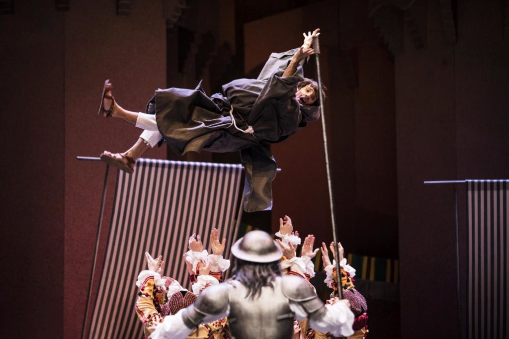 3. N.Gläsmann, C.Jung and ensemble, “Don Quixote” by R.Nureyev after M.Petipa, Hamburg Ballet 2018 © K.West