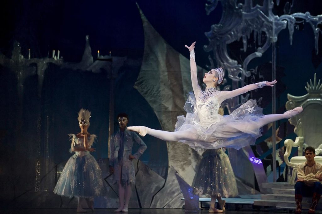 1. A.Nanu and ensemble, “The Snow Queen” by M.Corder, Czech National Ballet © D.Wharton