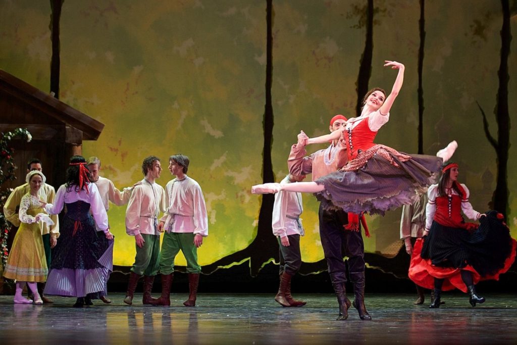 4. M.Wenzelová, G.Rotolo and ensemble, “The Snow Queen” by M.Corder, Czech National Ballet © D.Wharton