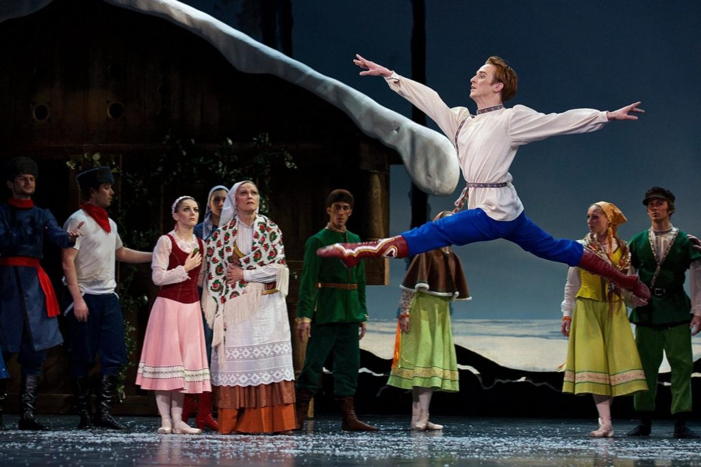 3. M.Šust and ensemble, “The Snow Queen” by M.Corder, Czech National Ballet © D.Wharton