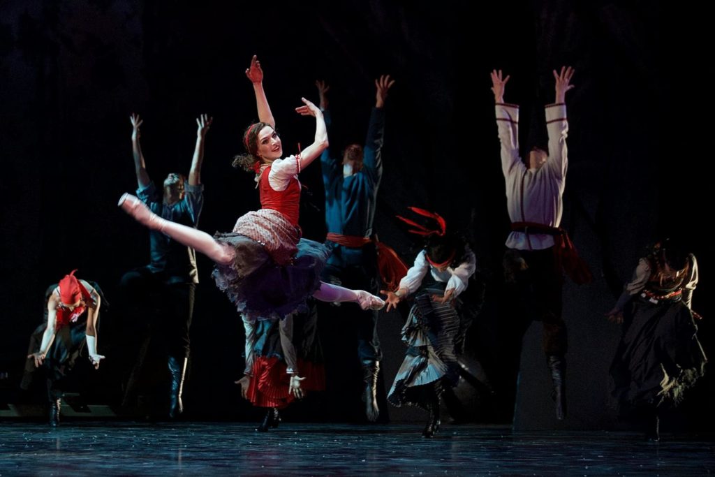 6. M.Wenzelová and ensemble, “The Snow Queen” by M.Corder, Czech National Ballet © D.Wharton