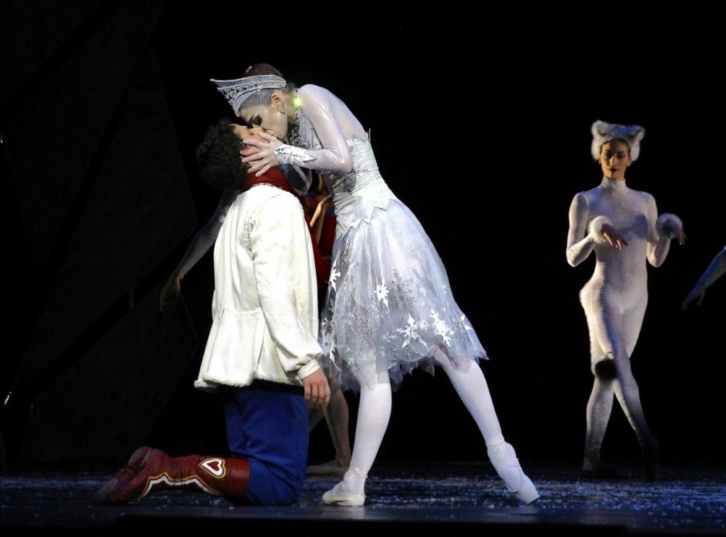9. O.Vinklát, A.Nanu and ensemble, “The Snow Queen” by M.Corder, Czech National Ballet © H.Smejkalová 