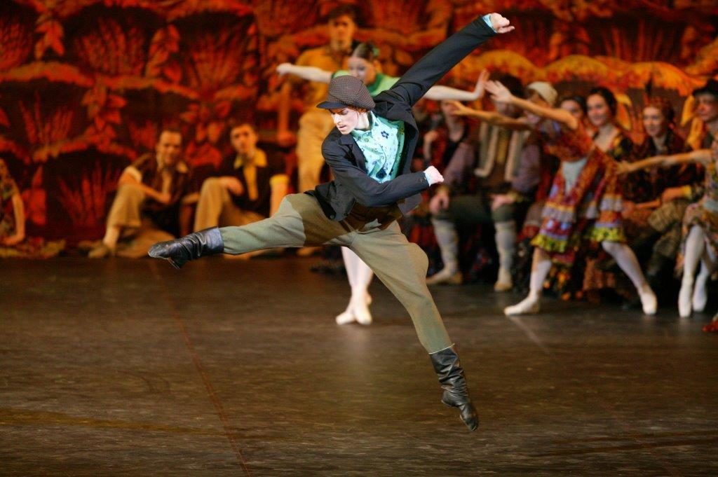 5. D.Savin and ensemble, “The Bright Stream” by A.Ratmansky, Bolshoi Ballet © Bolshoi Theatre / D.Yusupov