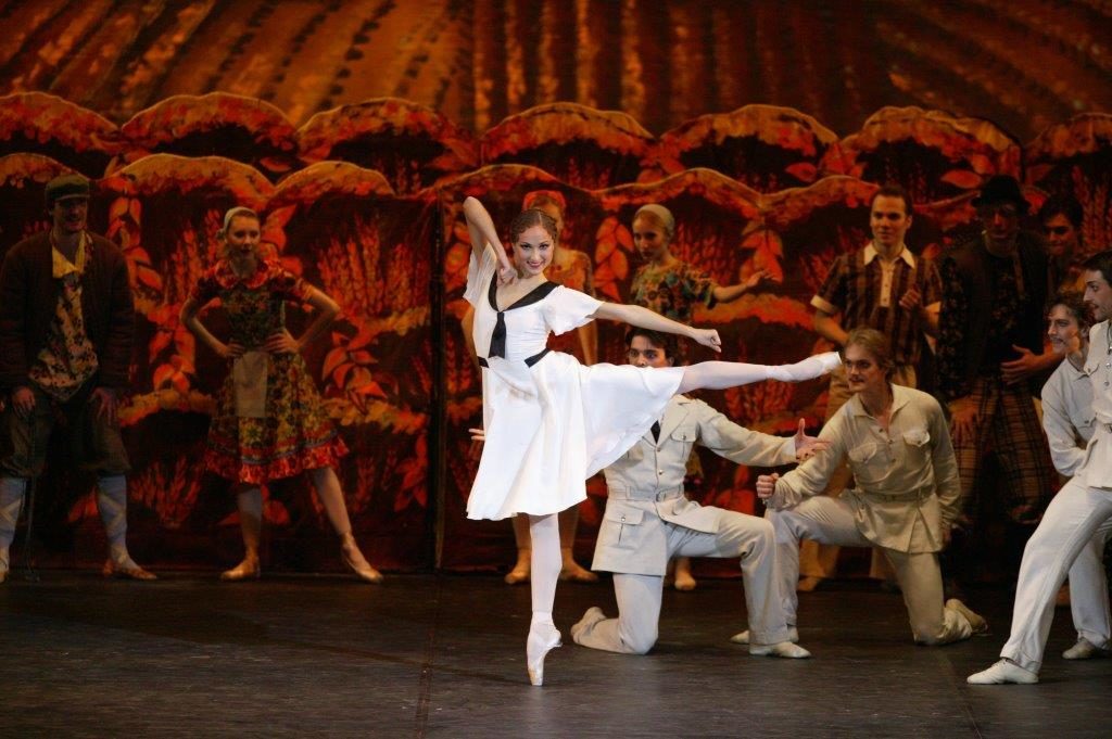 3. E.Shipulina and ensemble, “The Bright Stream” by A.Ratmansky, Bolshoi Ballet © Bolshoi Theatre / D.Yusupov