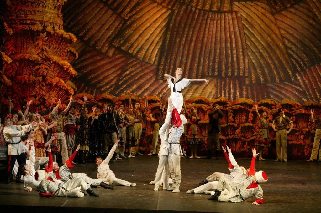 11. E.Shipulina and ensemble, “The Bright Stream” by A.Ratmansky, Bolshoi Ballet © Bolshoi Theatre / D.Yusupov