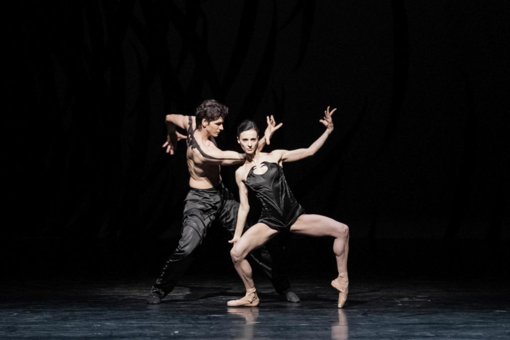 16. G.Côté and G.Hodgkinson, “Emergence” by C.Pite, The National Ballet of Canada 2018 © The National Ballet of Canada / K.Kuras