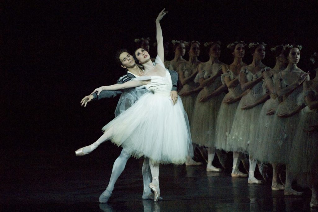 13. X.N.Yu, G.Côté and corps de ballet, “Giselle” by Sir P.Wright, The National Ballet of Canada 2007 © The National Ballet of Canada / D.Cooper