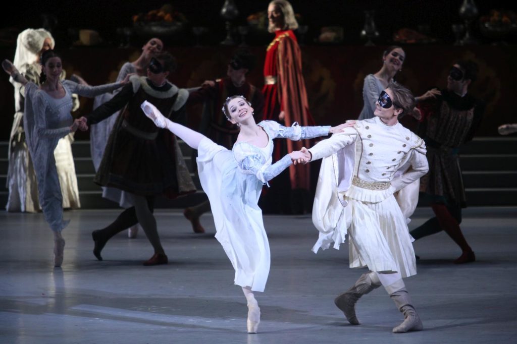 7. E.Obraztsova, I.Alexeyev and corps de ballet, “Romeo and Juliet” by A.Ratmansky, Bolshoi Ballet 2018 © Bolshoi Ballet / E.Fetisova