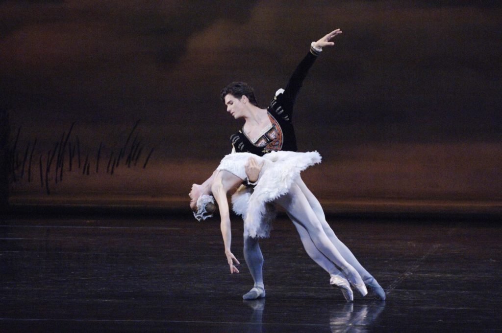 11. G.Côté and H.Ogden, “Swan Lake” by J.Kudelka, The National Ballet of Canada 2005 © The National Ballet of Canada / D.Cooper