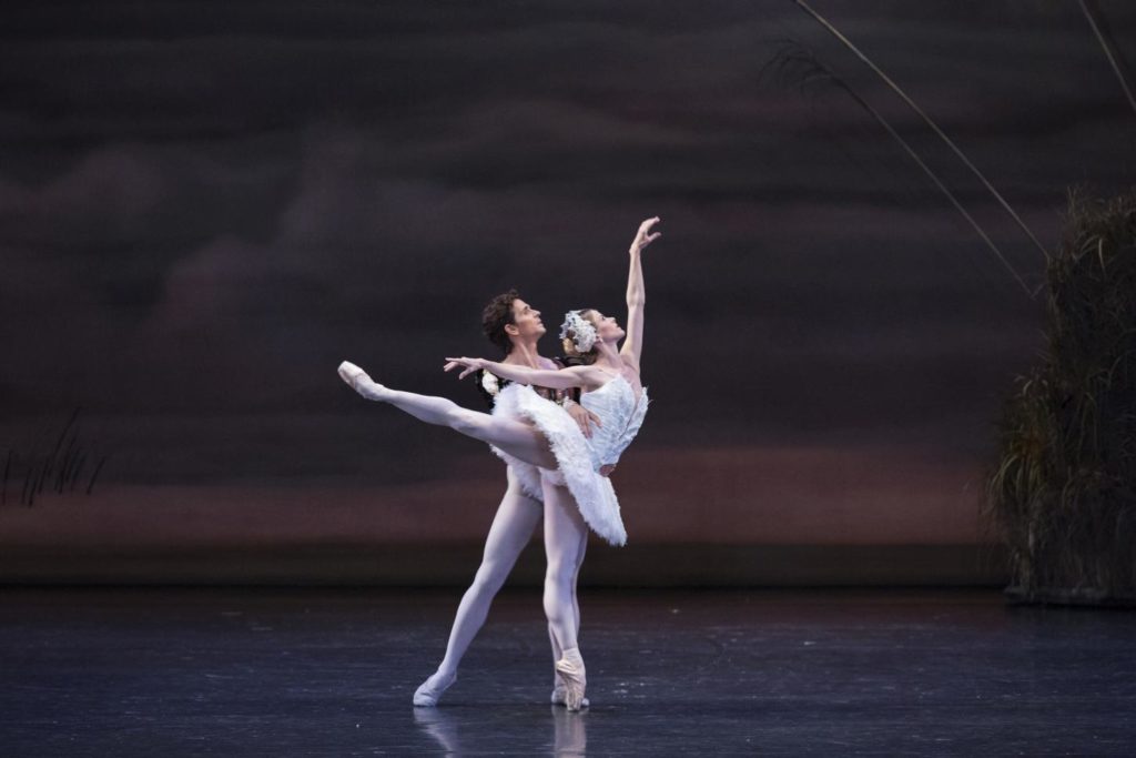 10. G.Côté and H.Ogden, “Swan Lake” by J.Kudelka, The National Ballet of Canada 2017 © The National Ballet of Canada / A.Antonijevic