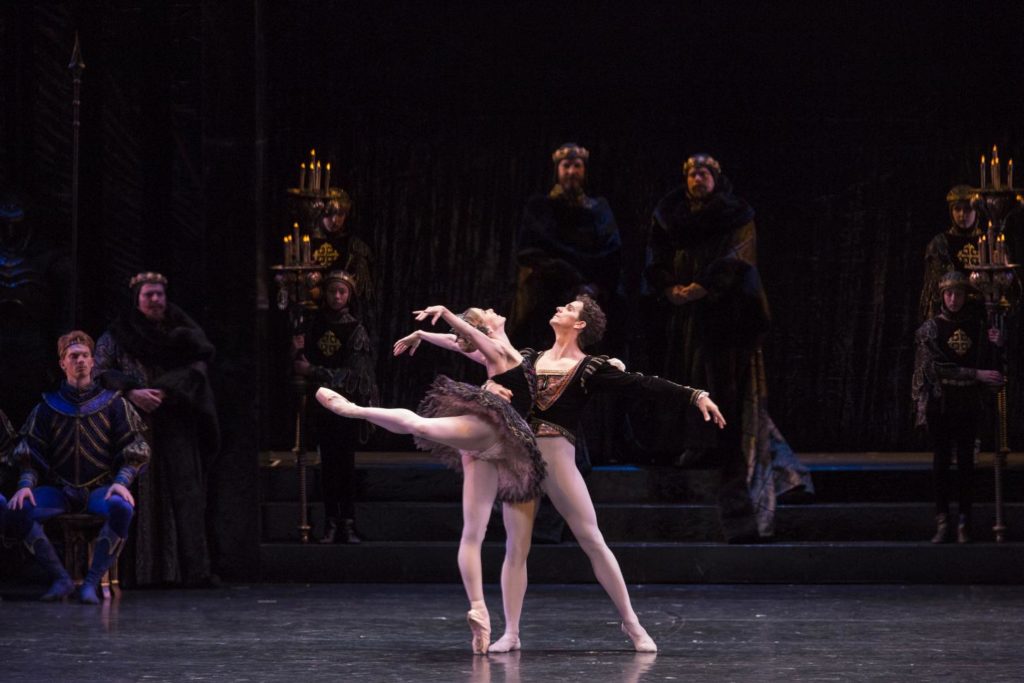 12. G.Côté, H.Ogden and corps de ballet, “Swan Lake” by J.Kudelka, The National Ballet of Canada 2017 © The National Ballet of Canada / A.Antonijevic